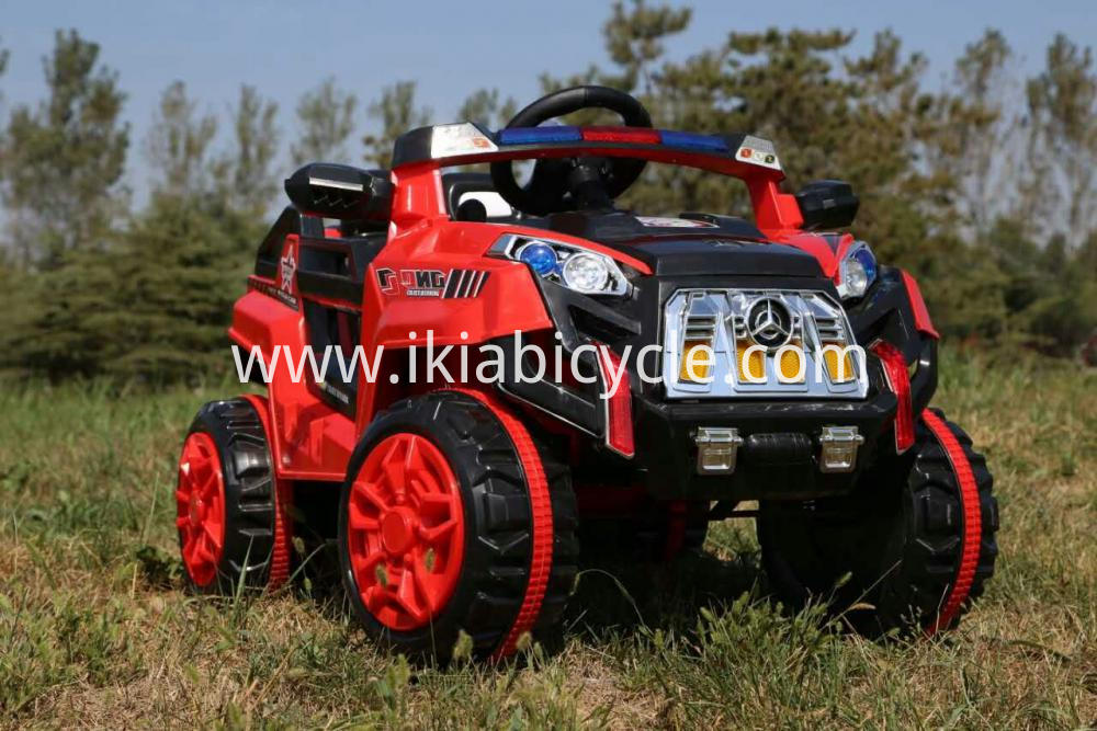 Vožnja djeteta na automobilu sa daljinskim upravljačem
