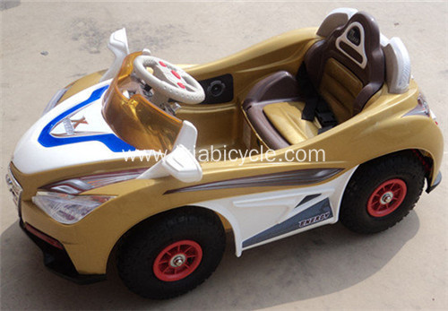 Baby Walker sa laganim djetetom automobilom